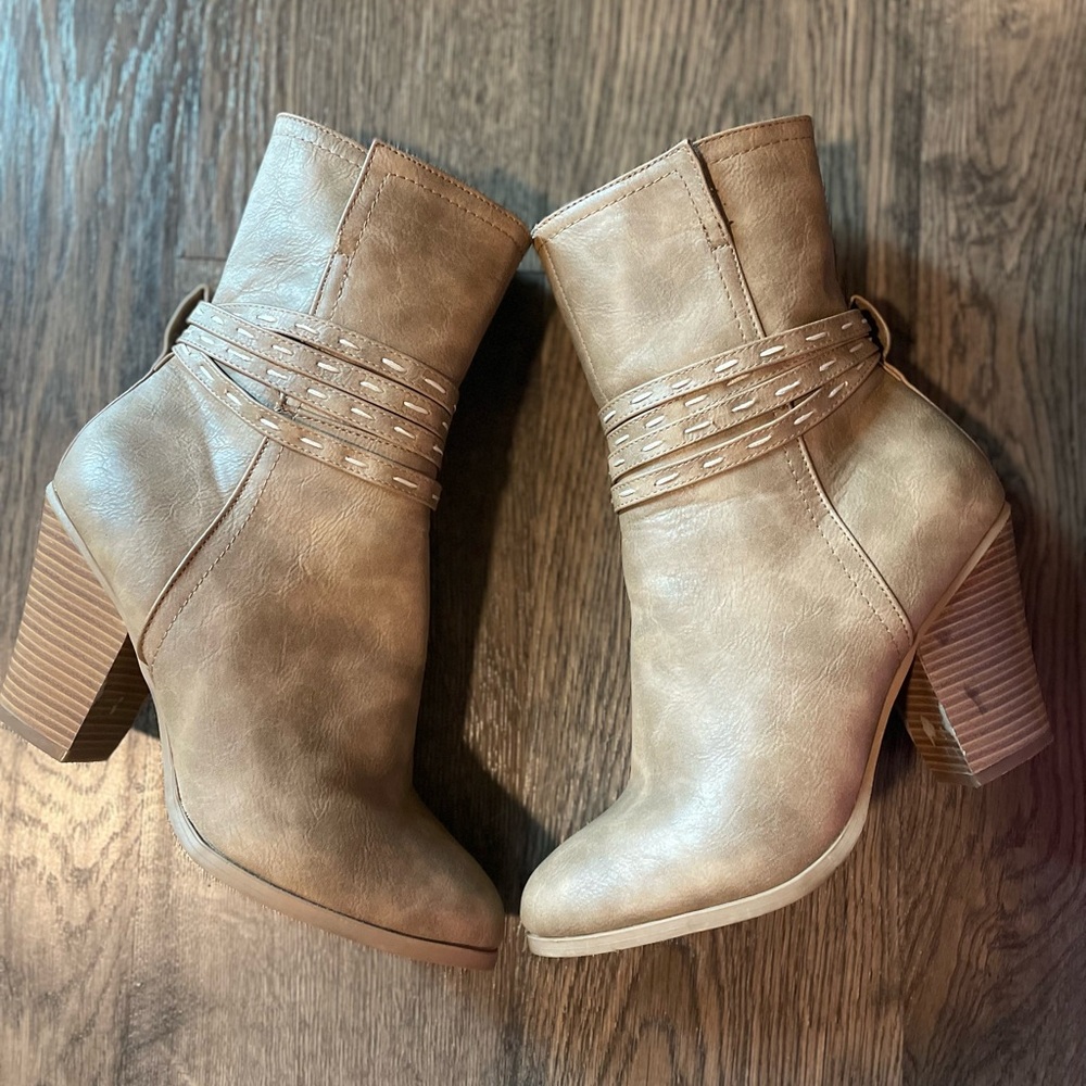 Journee Collection Larkyn Ankle Boot Zip, Women’s 8